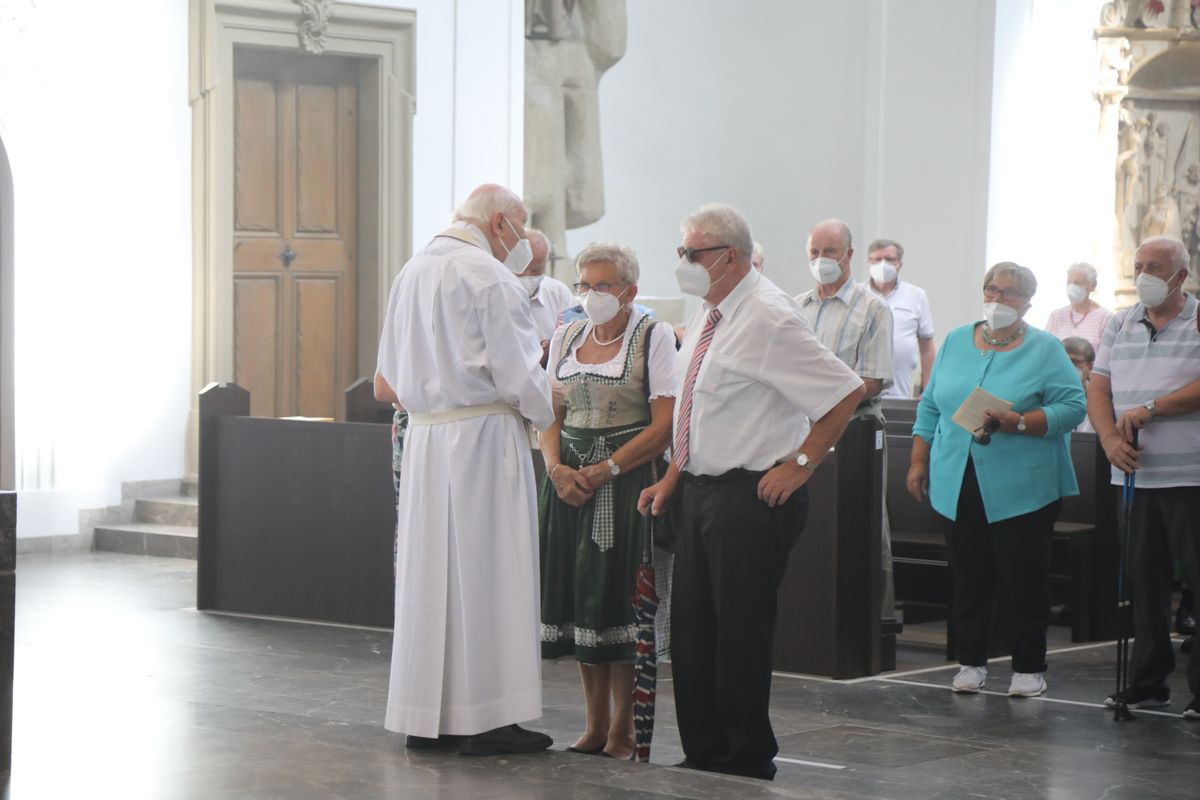 2621/0622 - Ehejubilare Gold mit Weihbischof Ulrich Boom_27903 Weihbischof Ulrich Boom feierte am Montagnachmittag, 26. Juni, einen Gottesdienst für Ehepaare, die 2020 oder 2021 ihr goldenes, diamantenes oder eisernes Ehejubiläum hatten. Im Anschluss konnten sich die Paare segnen lassen.