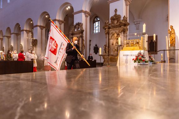Bischof Dr. Franz Jung hat am Hochfest der Frankenapostel, Donnerstag, 8. Juli, mit haupt- und ehrenamtlichen Mitarbeiterinnen und Mitarbeitern der Caritas ein Pontifikalamt im Würzburger Kiliansdom gefeiert.