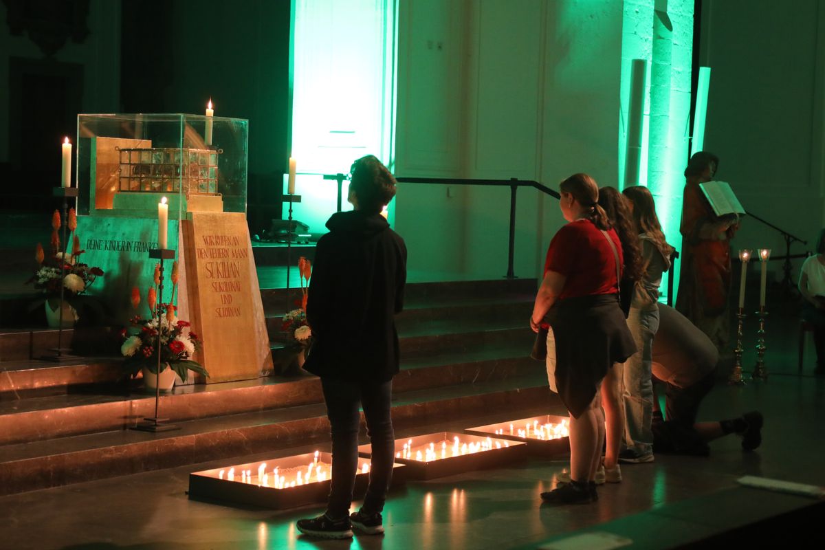 Die "Nacht der Hoffnung" in der Kiliani-Wallfahrtswoche am Samstagabend, 12. Juli, lud zu Stille, Gebet und Besinnung in den Kiliansdom ein. Viele Passanten nutzten das Angebot, das um Mitternacht endete.