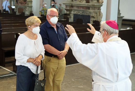 Bischof em. Dr. Friedhelm Hofmann feierte am Mittwochvormittag, 23. Juni, im Kiliansdom einen Pontifikalgottesdienst für Ehejubilare, die in den Jahren 2020 und 2021 auf 50, 60 oder 65 gemeinsame Jahre zurückblicken. Bischof em. Dr. Friedhelm Hofmann feierte am Mittwochvormittag, 23. Juni, im Kiliansdom einen Pontifikalgottesdienst für Ehejubilare, die in den Jahren 2020 und 2021 auf 50, 60 oder 65 gemeinsame Jahre zurückblicken.