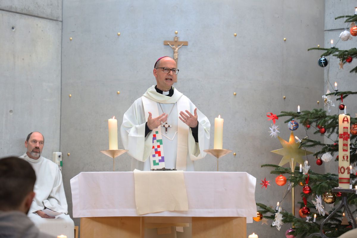 Gott will mit den Menschen einen Neuanfang feiern, betonte der Bischof in seiner Predigt. Gott will mit den Menschen einen Neuanfang feiern, betonte der Bischof in seiner Predigt.
