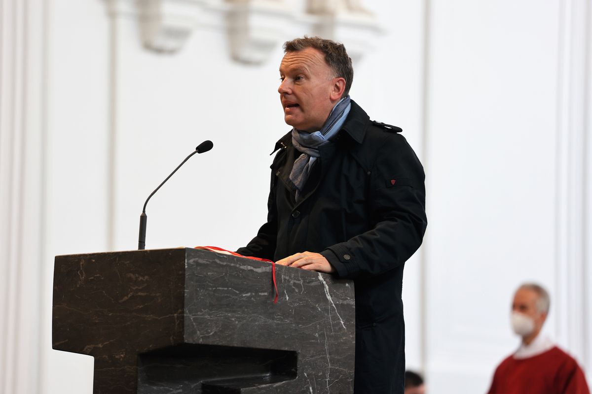 Bischof Dr. Franz Jung hat am Karfreitag, 15. April, die Liturgie vom Leiden und Sterben Jesu im Kiliansdom gefeiert. Bischof Dr. Franz Jung hat am Karfreitag, 15. April, die Liturgie vom Leiden und Sterben Jesu im Kiliansdom gefeiert.