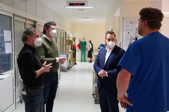 Rundgang im Krankenhaus. Gesprächsrunde auf der Intensivstation (von links): Pflegedirektor Stefan Werner, Stadtrat Ralf Hofmann, MdB Mario Hümpfer und Fachbereichsleiter Thomas Seufert. Rundgang im Krankenhaus. Gesprächsrunde auf der Intensivstation (von links): Pflegedirektor Stefan Werner, Stadtrat Ralf Hofmann, MdB Mario Hümpfer und Fachbereichsleiter Thomas Seufert.