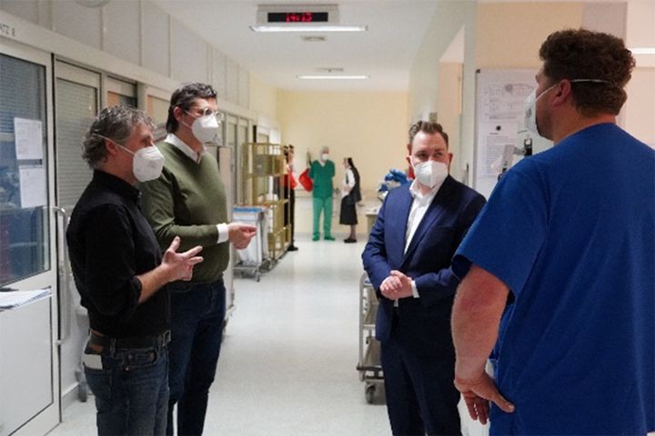 Rundgang im Krankenhaus. Gesprächsrunde auf der Intensivstation (von links): Pflegedirektor Stefan Werner, Stadtrat Ralf Hofmann, MdB Mario Hümpfer und Fachbereichsleiter Thomas Seufert.