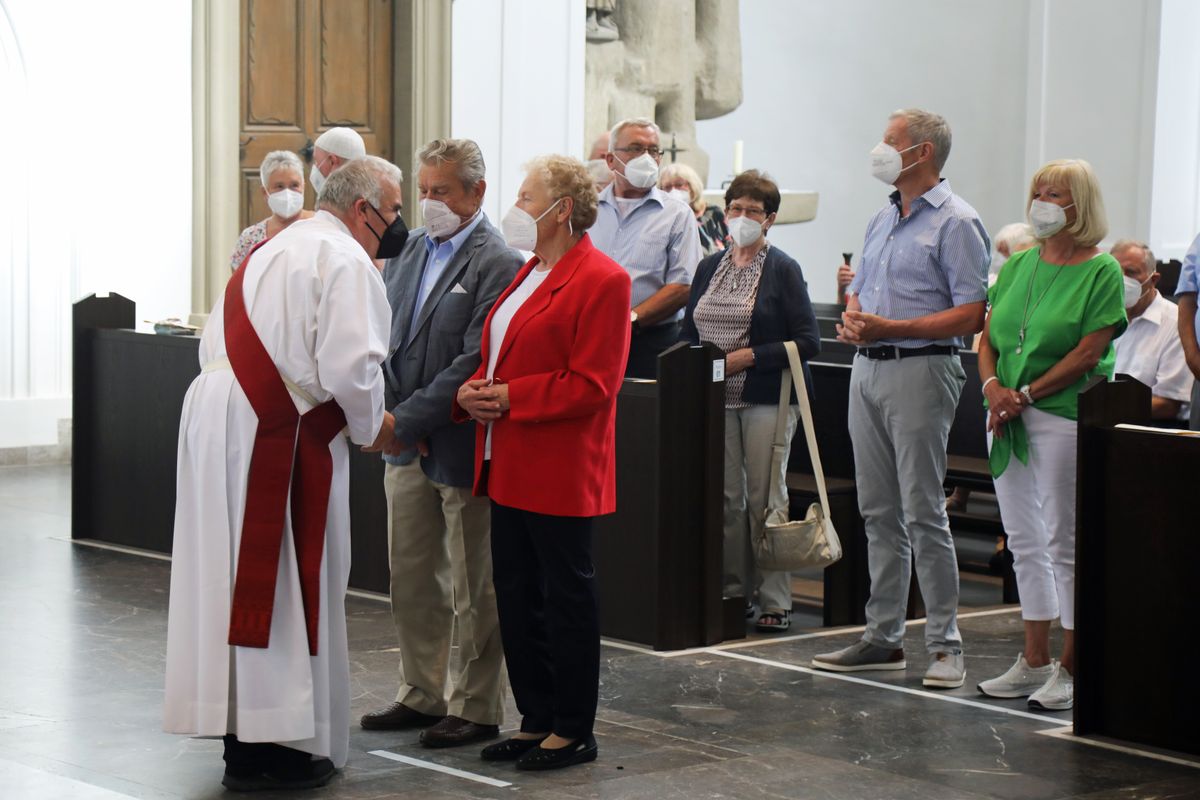 2621/0625 Gottesdienst für Ehejubilare mit Weihbischof Ulrich Boom am 29. Juni 2021_28070 Weihbischof Ulrich Boom feierte am Dienstagnachmittag, 29. Juni, einen Gottesdienst für Ehepaare, die 2020 oder 2021 ihr goldenes, diamantenes oder eisernes Ehejubiläum hatten. Im Anschluss konnten sich die Paare segnen lassen.