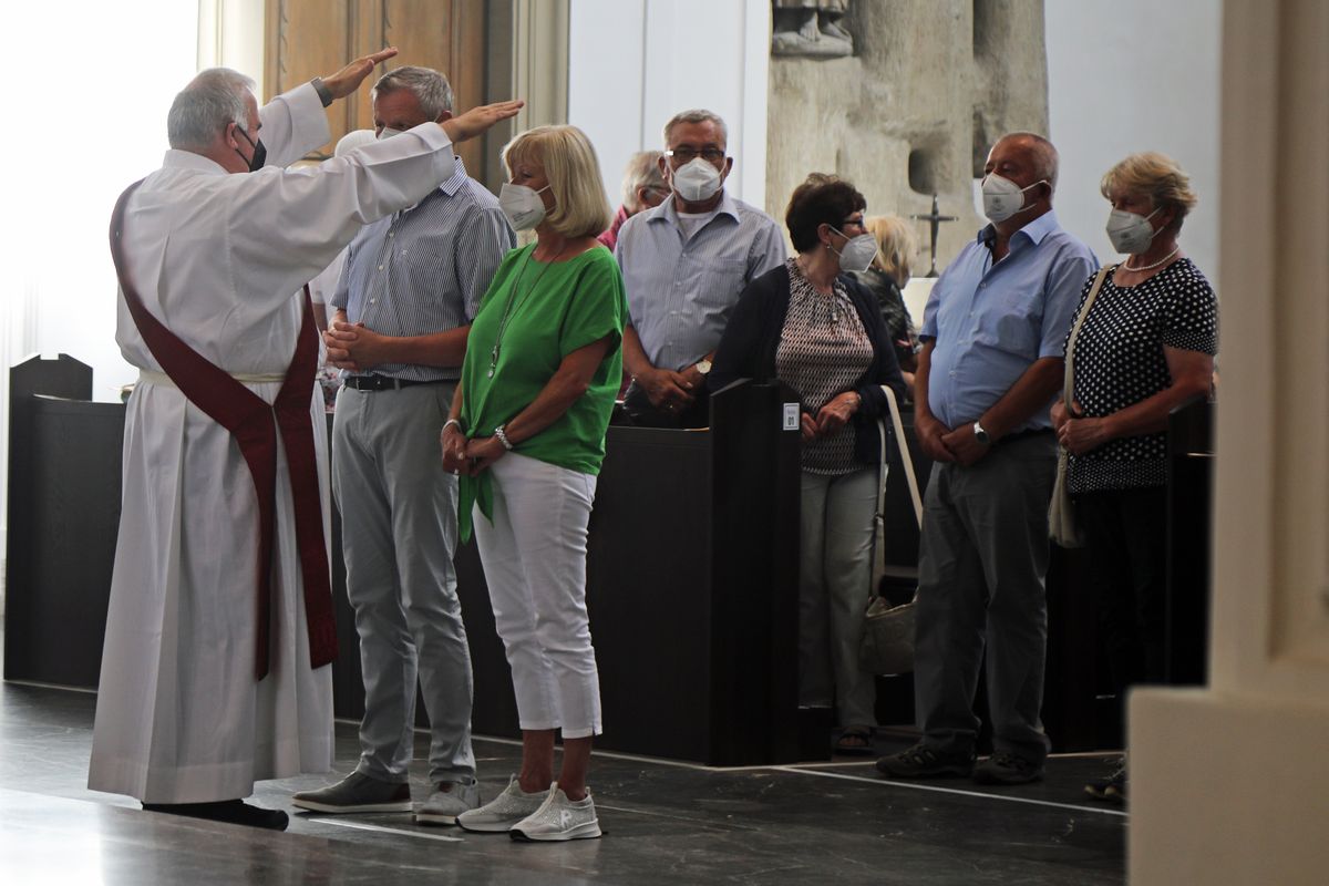 2621/0625 Gottesdienst für Ehejubilare mit Weihbischof Ulrich Boom am 29. Juni 2021_28080 Weihbischof Ulrich Boom feierte am Dienstagnachmittag, 29. Juni, einen Gottesdienst für Ehepaare, die 2020 oder 2021 ihr goldenes, diamantenes oder eisernes Ehejubiläum hatten. Im Anschluss konnten sich die Paare segnen lassen.