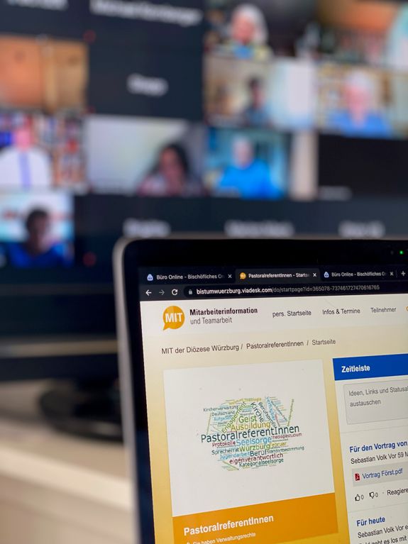 2821/0665 Pasti-Jubiläum_28745 Vor dem Gottesdienst fand als Videokonferenz eine wissenschaftliche Tagung mit Vorträgen von Professor(inn)en der Universität Würzburg statt.