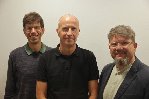 Für 25.Jahre im Dienst des Bistums Würzburg ist am Freitag, 26. September, Jürgen Derr (Mitte) aus der IT-Abteilung des Bistums Würzburg geehrt worden. Links Abteilungsleiter Michael Seufert, rechts Dieter Engelhardt von der Mitarbeitervertretung (MAV Für 25.Jahre im Dienst des Bistums Würzburg ist am Freitag, 26. September, Jürgen Derr (Mitte) aus der IT-Abteilung des Bistums Würzburg geehrt worden. Links Abteilungsleiter Michael Seufert, rechts Dieter Engelhardt von der Mitarbeitervertretung (MAV).