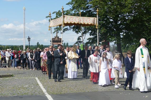 Die Fronleichnamsprozession in Aschaffenburg stand unter dem Motto "Europa und seine Patrone".