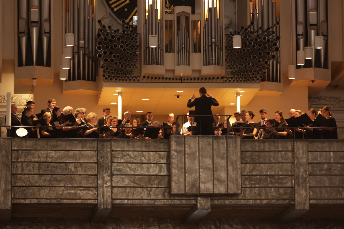 Mit einer Reliquienprozession von Sankt Burkard über die Alte Mainbrücke und einem Pontifikalgottesdienst im Kiliansdom ist am Sonntag, 6. Juli, die Kiliani-Wallfahrtswoche 2025 eröffnet worden.