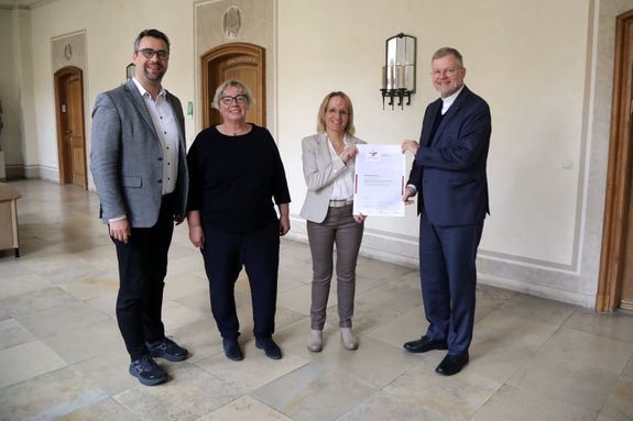 Das Bistum Würzburg ist für seine familien- und lebensphasenbewusste Personalpolitik erneut mit Zertifikat zum „audit berufundfamilie“ ausgezeichnet worden. Darüber freuen sich (von links): Simon Müller-Pein, Leiter der Abteilung Administration und Besoldung, MAV-Vorsitzende Dorothea Weitz, Projektreferentin Anja Steyer und Generalvikar Dr. Jürgen Vorndran. Auf dem Bild fehlt Martina König vom Referat Personal des Diözesan-Caritasverbands.