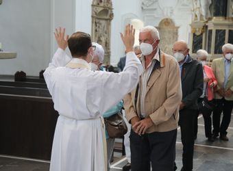 Bischof Dr. Franz Jung segnete nach dem Gottesdienst die Ehejubilare.