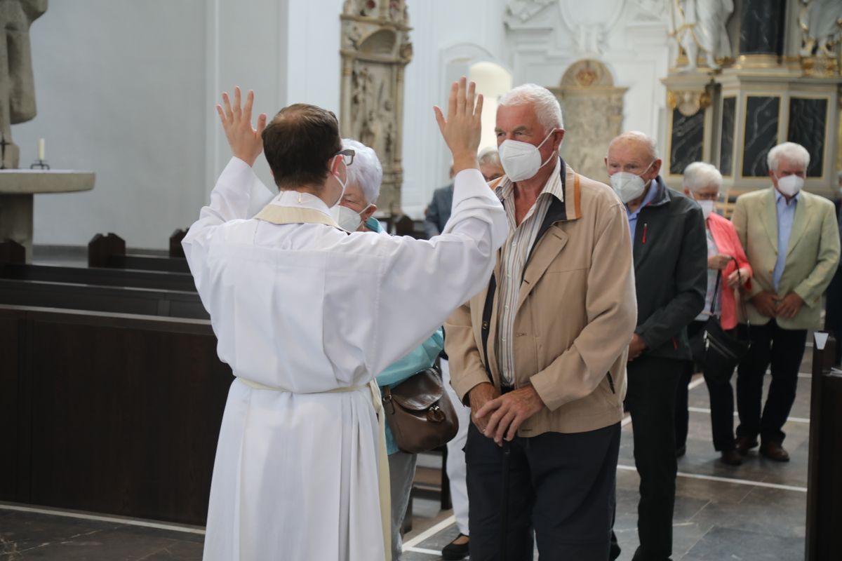 2721/0630_Ehejubilare mit Bischof Franz Jung_28177 Bischof Dr. Franz Jung segnete nach dem Gottesdienst die Ehejubilare.