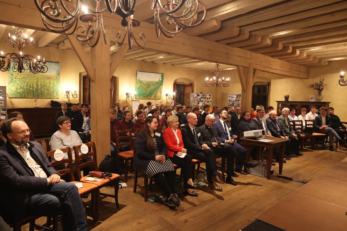 Rund 110 Personen nahmen an der Veranstaltung in der Zehntscheune des Würzburger Juliusspitals teil. Rund 110 Personen nahmen an der Veranstaltung in der Zehntscheune des Würzburger Juliusspitals teil.