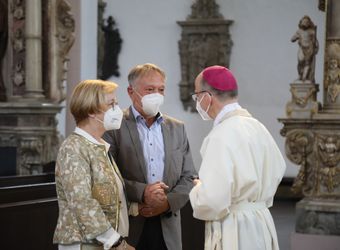 Bischof Dr. Franz Jung segnete nach dem Gottesdienst die Ehejubilare.