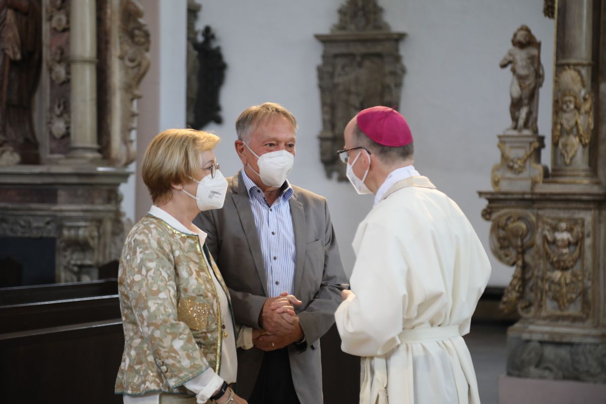 2721/0630_Ehejubilare mit Bischof Franz Jung_28208 Bischof Dr. Franz Jung segnete nach dem Gottesdienst die Ehejubilare.