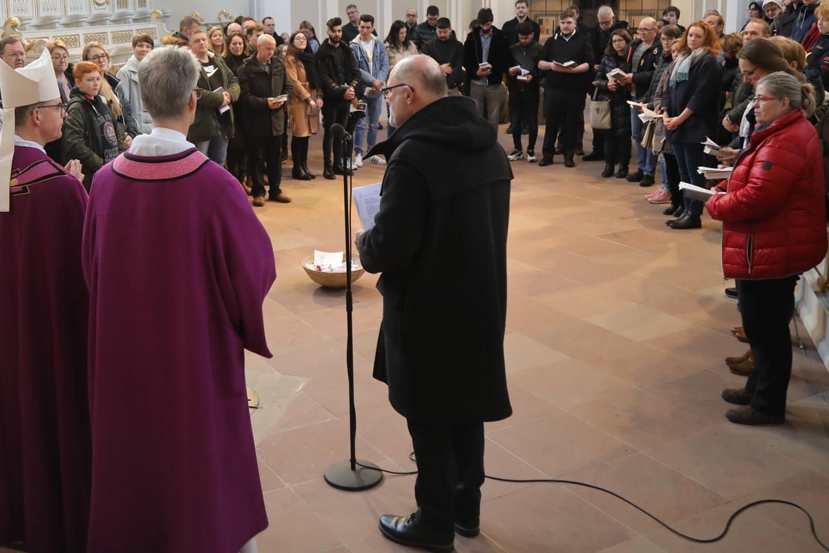 Bei einer Feier im Neumünster ließ Bischof Dr. Franz Jung 20 Erwachsene zu Taufe, Firmung und Eucharistie zu sowie eine Bewerberin für die Erwachsenenfirmung.