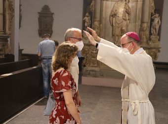 Mit rund 100 Ehepaaren aus der ganzen Diözese hat Bischof Dr. Franz Jung am Montagabend, 28. Juni, einen Gottesdienst im Würzburger Kiliansdom gefeiert. Eingeladen waren Ehejubilare, die in den Jahren 2020 und 2021 ihr silbernes Ehejubiläum feiern. Nach dem Gottesdienst ließen sich die Ehepartner von Bischof Jung und weiteren Priestern und Diakonen mit Abstand segnen.