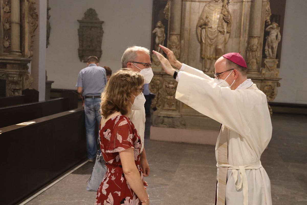 2621/0619 Ehejubilare Bischof 28. Juni Abend_27992 Mit rund 100 Ehepaaren aus der ganzen Diözese hat Bischof Dr. Franz Jung am Montagabend, 28. Juni, einen Gottesdienst im Würzburger Kiliansdom gefeiert. Eingeladen waren Ehejubilare, die in den Jahren 2020 und 2021 ihr silbernes Ehejubiläum feiern. Nach dem Gottesdienst ließen sich die Ehepartner von Bischof Jung und weiteren Priestern und Diakonen mit Abstand segnen.