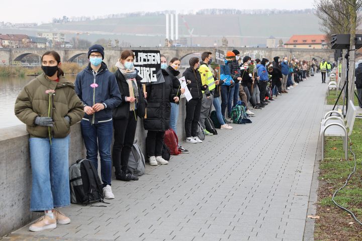 Rund 130 Schülerinnen und Schüler aus neun Würzburger Schulen bildeten eine "Menschenkette mit Abstand", um an die erste Deportation von Juden aus Würzburg vor 79 Jahren zu erinnern.