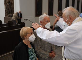 Bischof em. Dr. Friedhelm Hofmann feierte am Freitagnachmittag, 25. Juni, einen Dankgottesdienst mit Ehepaaren, die seit 50, 60 oder 65 Jahren verheiratet sind. Anschließend spendeten der Bischof sowie weitere Priester und Diakone den Jubilaren mit Abstand den Segen.