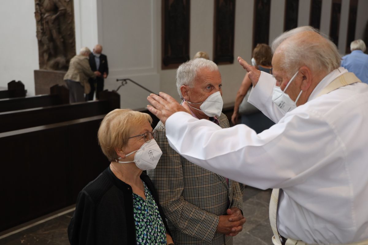 Bischof em. Dr. Friedhelm Hofmann feierte am Freitagnachmittag, 25. Juni, einen Dankgottesdienst mit Ehepaaren, die seit 50, 60 oder 65 Jahren verheiratet sind. Anschließend spendeten der Bischof sowie weitere Priester und Diakone den Jubilaren mit Abstand den Segen.