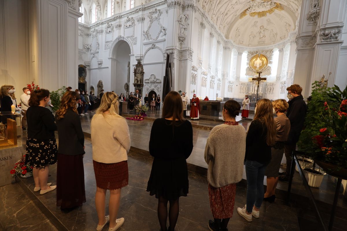 Weihbischof Ulrich Boom hat im Auftrag von Bischof Dr. Franz Jung 33 Frauen und sieben Männern am Freitagabend, 9. Juli, im Kiliansdom die Missio canonica verliehen.