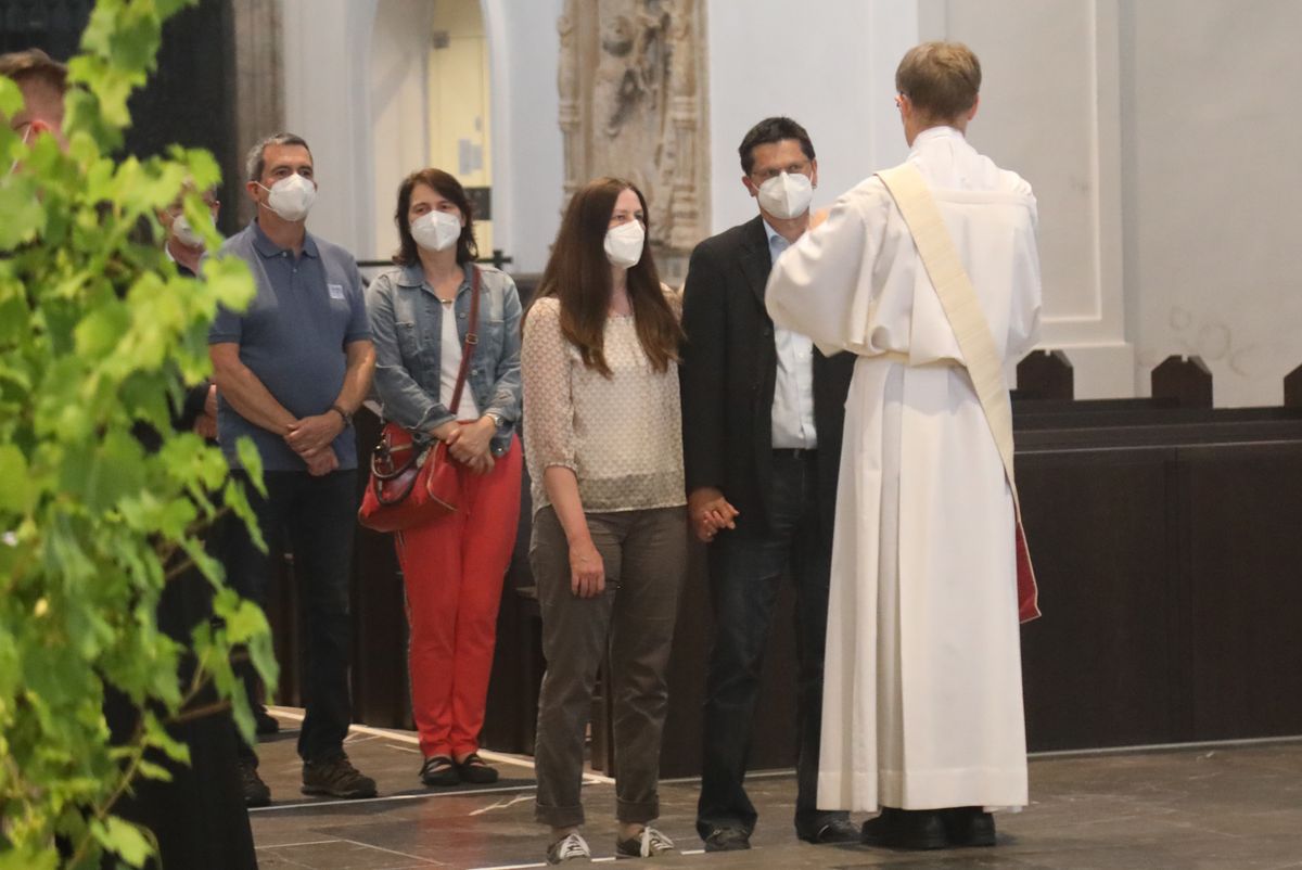 2621/0613 Gottesdienst für Ehejubilare Generalvikar Dr. Vorndran am Freitag, 25. Juni 2021_27671 Generalvikar Dr. Jürgen Vorndran feierte am Freitagabend, 25. Juni, einen Dankgottesdienst mit Ehepaaren, die seit 25 Jahren verheiratet sind. Anschließend spendeten der Generalvikar sowie weitere Priester und Diakone den Jubilaren mit Abstand den Segen.