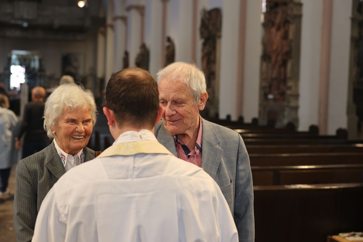 Seelsorgerinnen und Seelsorger spendeten nach dem Gottesdienst den Jubelpaaren individuell den Segen. 