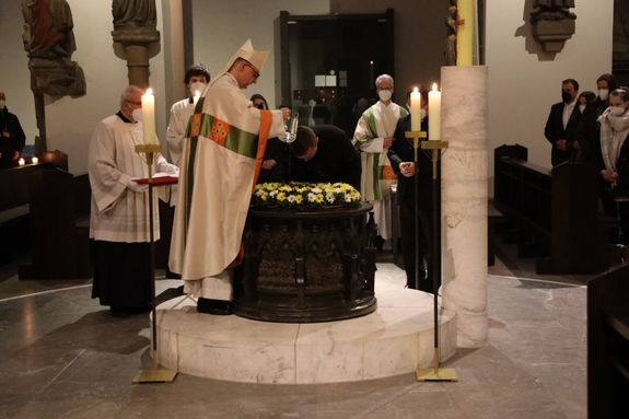 Bischof Dr. Franz Jung spendete Michael Wegel das Sakrament der Taufe.