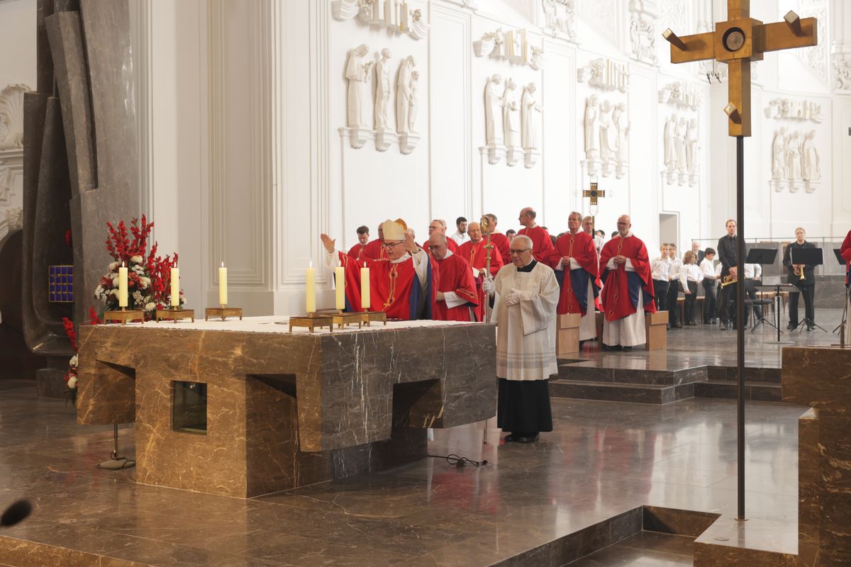 Mit einer Reliquienprozession von Sankt Burkard über die Alte Mainbrücke und einem Pontifikalgottesdienst im Kiliansdom ist am Sonntag, 6. Juli, die Kiliani-Wallfahrtswoche 2025 eröffnet worden.