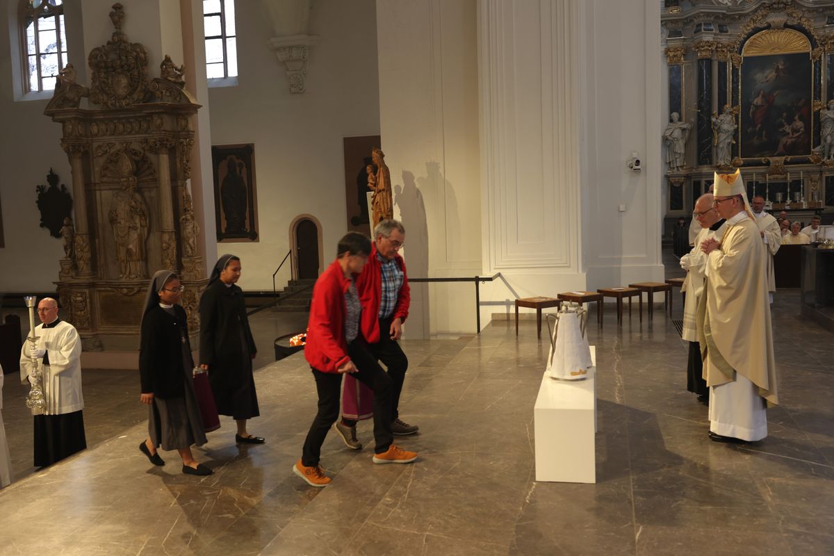 Mitarbeiterinnen und -Mitarbeiter der Caritas brachten das Krankenöl zur Weihe in den Altarraum. Mitarbeiterinnen und -Mitarbeiter der Caritas brachten das Krankenöl zur Weihe in den Altarraum.