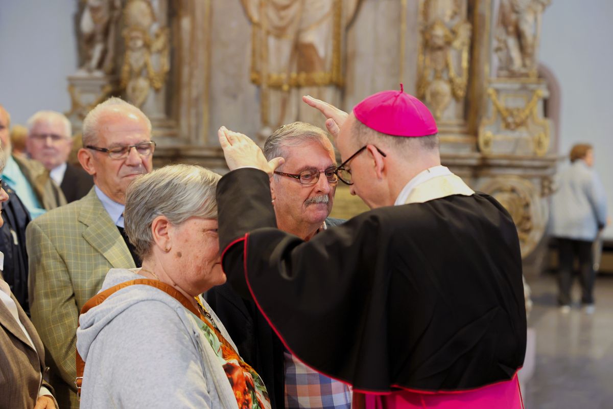 Seelsorgerinnen und Seelsorger spendeten nach dem Gottesdienst den Jubelpaaren individuell den Segen. 