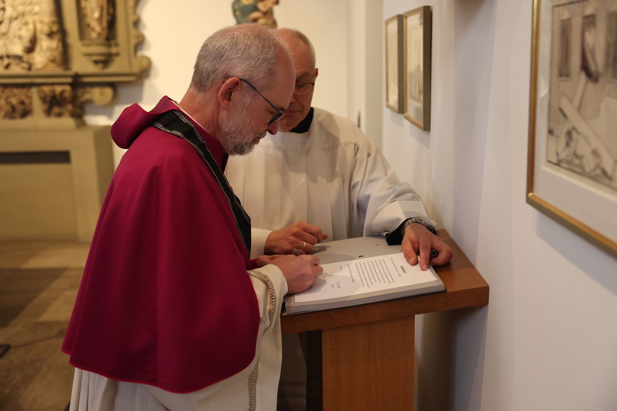 Weihbischof Paul Reder ist am Freitag, 10. Mai, offiziell in sein Amt als Dompropst eingeführt worden - zunächst in der Kapelle des Bischofshauses, dann bei einem Pontifikalgottesdienst im Kiliansdom. Dabei wurde besonders an Bischof em. Dr. Paul-Werner Scheele erinnert, der am 10. Mai 2019 starb.