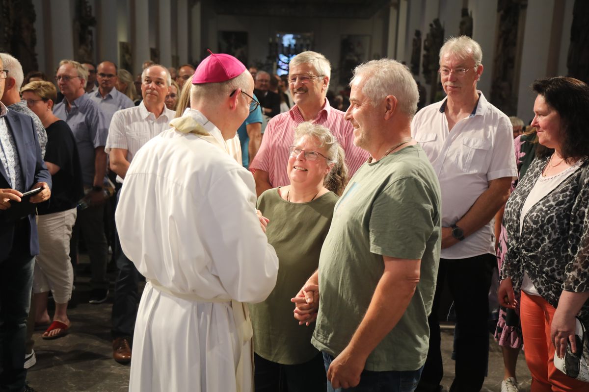 Mit rund 1000 Eheleuten, die in diesem Jahr Silberhochzeit haben, feierte Bischof Dr. Franz Jung am Freitagabend, 4. Juli 2025, einen Pontifikalgottesdienst im Kiliansdom. Im Anschluss erteilten er, Weihbischof Paul Reder sowie weitere Seelsorgerinnen und Seelsorger den Paaren einzeln den Segen.