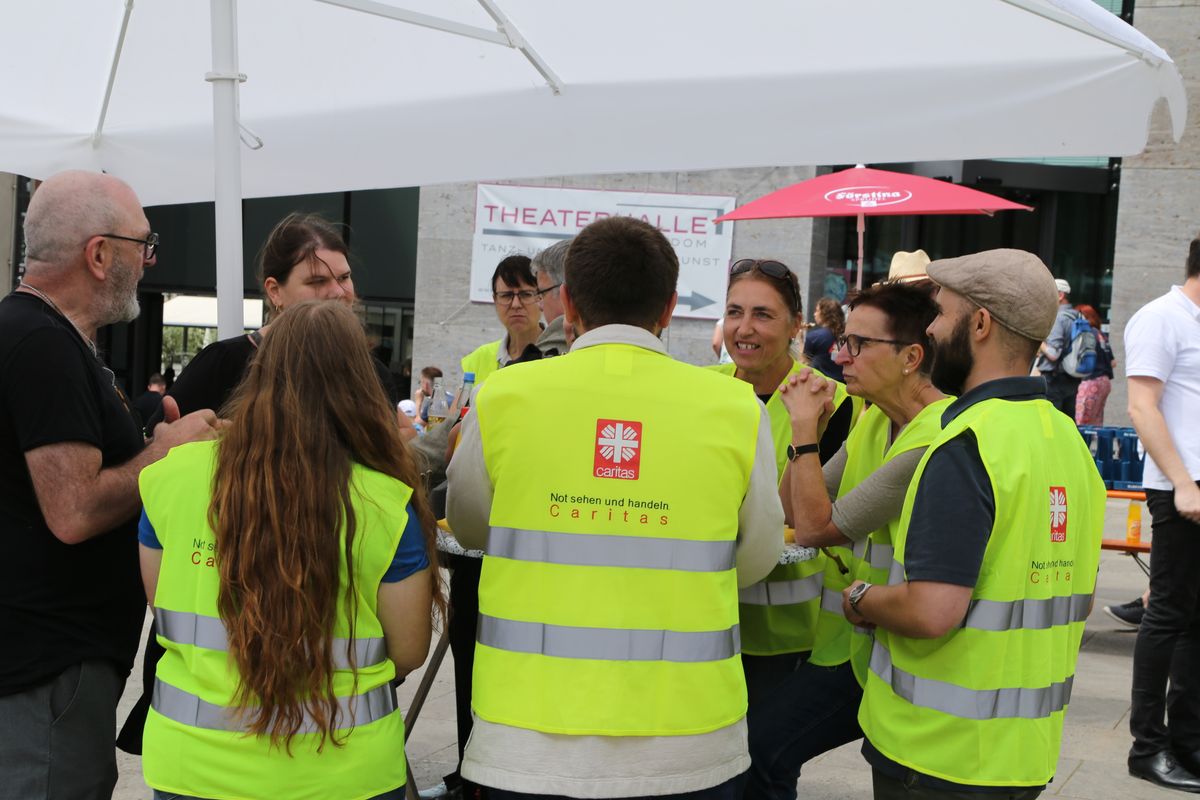 Rund 900 Kindergartenkinder haben am Freitag, 11. Juli, einen Gottesdienst mit Bischof Dr. Franz Jung in der Kirche Sankt Burkard gefeiert. Im Anschluss zogen sie über die Alte Mainbrücke in den Kiliansdom. 