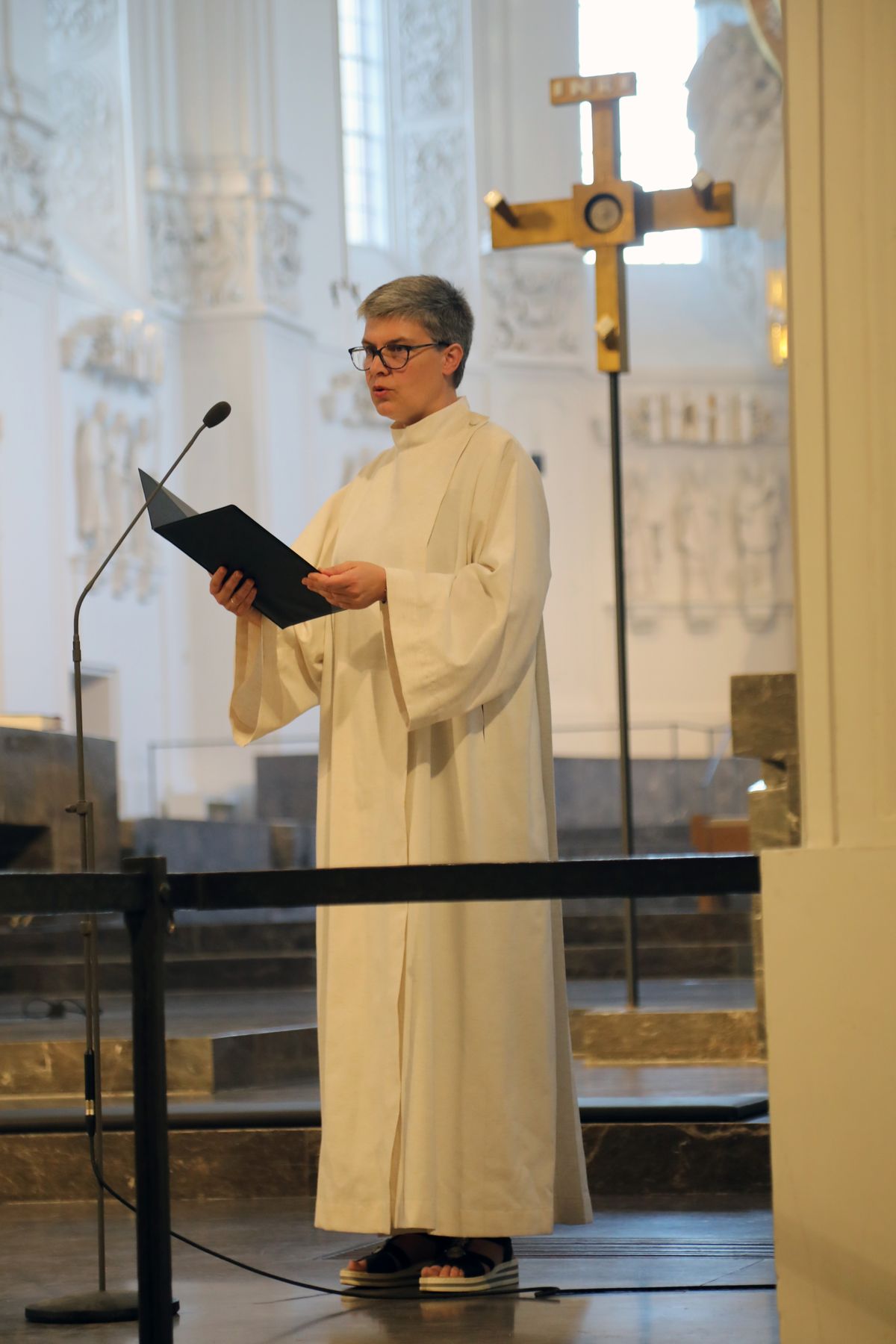 Mit rund 1000 Eheleuten, die in diesem Jahr Silberhochzeit haben, feierte Bischof Dr. Franz Jung am Freitagabend, 4. Juli 2025, einen Pontifikalgottesdienst im Kiliansdom. Im Anschluss erteilten er, Weihbischof Paul Reder sowie weitere Seelsorgerinnen und Seelsorger den Paaren einzeln den Segen.