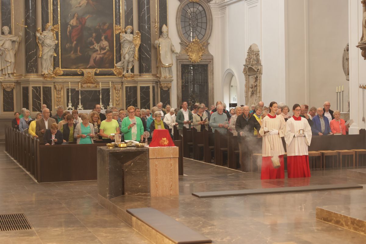 Weihbischof em. Ulrich Boom feierte am Mittwoch, 9. Juli, einen Kiliani-Wallfahrtsgottesdienst mit Gläubigen aus der Region Main-Rhön. Eine Begegnung auf dem Kiliansplatz schloss sich an. 