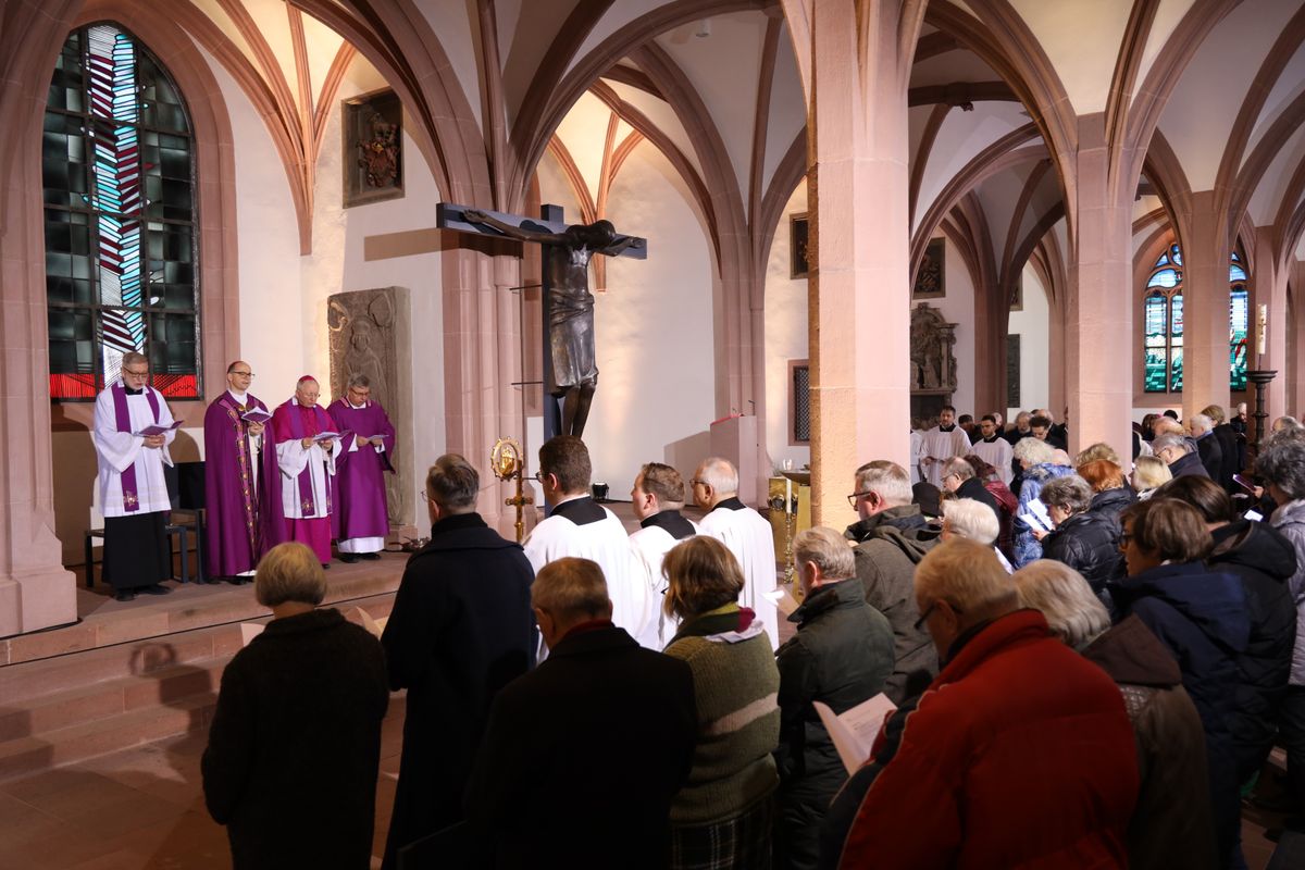 Bischof Dr. Franz Jung feierte zum Aschermittwoch der Künstler einen Gottesdienst in der Sepultur des Würzburger Kiliansdoms. Das Bayerische Fernsehen übertrug die Feier live.