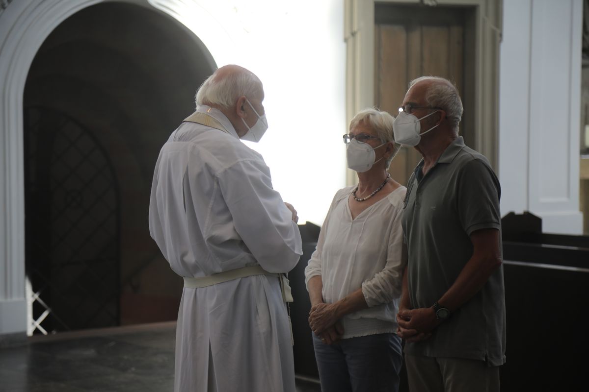 2621/0622 - Ehejubilare Gold mit Weihbischof Ulrich Boom_27921 Weihbischof Ulrich Boom feierte am Montagnachmittag, 26. Juni, einen Gottesdienst für Ehepaare, die 2020 oder 2021 ihr goldenes, diamantenes oder eisernes Ehejubiläum hatten. Im Anschluss konnten sich die Paare segnen lassen.