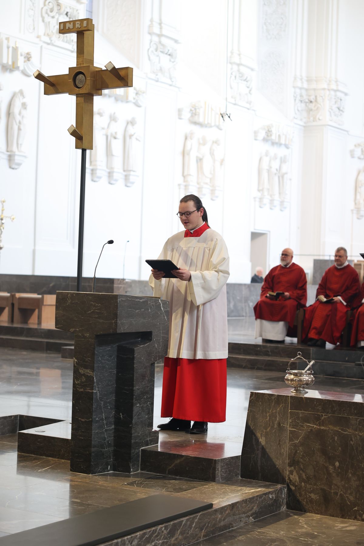 Einen Gottesdienst zum Gedenken an Generalvikar Dr. Karl Hillenbrand und Weihbischof em. Alfons Kempf hat Bischof Dr. Franz Jung am Freitag, 22. November, gefeiert. Anschließend segnete er die Gräber der beiden im Domkreuzgang und der Sepultur. Einen Gottesdienst zum Gedenken an Generalvikar Dr. Karl Hillenbrand und Weihbischof em. Alfons Kempf hat Bischof Dr. Franz Jung am Freitag, 22. November, gefeiert. Anschließend segnete er die Gräber der beiden im Domkreuzgang und der Sepultur.