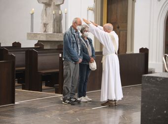 Im Anschluss an den Ehejubilarsgottesdienst mit Weihbischof Ulrich Boom am Freitagvormittag, 2. Juli, konnten sich die Paare von ihm und weiteren Priestern und Diakonen segnen lassen.