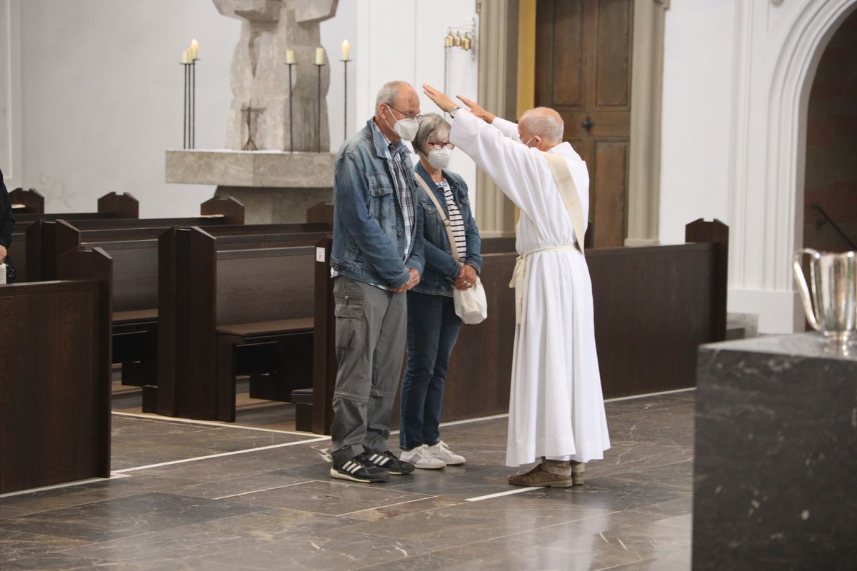 2721/0646 Ehejubilare Freitag, 2- Juli vormittags WB Boom_28445 Im Anschluss an den Ehejubilarsgottesdienst mit Weihbischof Ulrich Boom am Freitagvormittag, 2. Juli, konnten sich die Paare von ihm und weiteren Priestern und Diakonen segnen lassen.