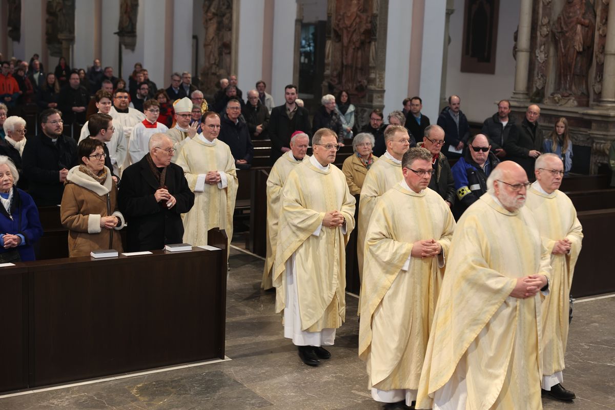 Bischof Dr. Franz Jung hat am Montagabend, 25. März, im Würzburger Kiliansdom die Heiligen Öle für alle 43 Pastoralen Räume im Bistum Würzburg  geweiht.