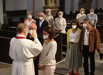 Generalvikar Dr. Jürgen Vorndran feierte am Dienstagabend, 29. Juni, einen Dankgottesdienst mit Ehejubilaren, die 2020 oder 2021 silberne Hochzeit feiern. Im Anschluss hatten die Ehepaare Gelegenheit, sich segnen zu lassen.