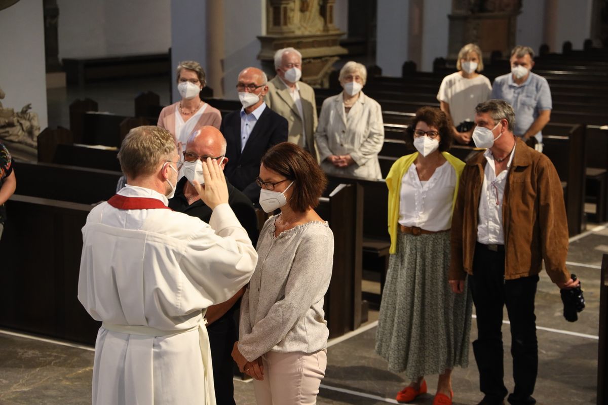 Generalvikar Dr. Jürgen Vorndran feierte am Dienstagabend, 29. Juni, einen Dankgottesdienst mit Ehejubilaren, die 2020 oder 2021 silberne Hochzeit feiern. Im Anschluss hatten die Ehepaare Gelegenheit, sich segnen zu lassen.