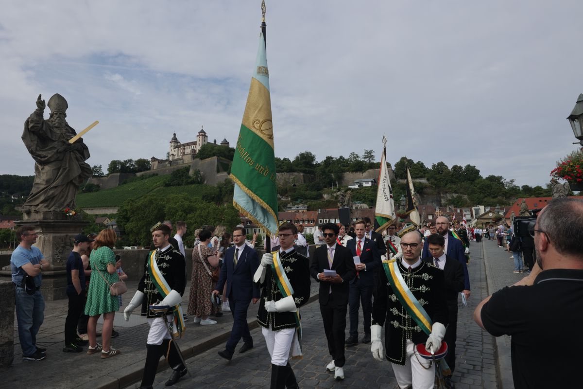 Mit einer Reliquienprozession von Sankt Burkard über die Alte Mainbrücke und einem Pontifikalgottesdienst im Kiliansdom ist am Sonntag, 6. Juli, die Kiliani-Wallfahrtswoche 2025 eröffnet worden.