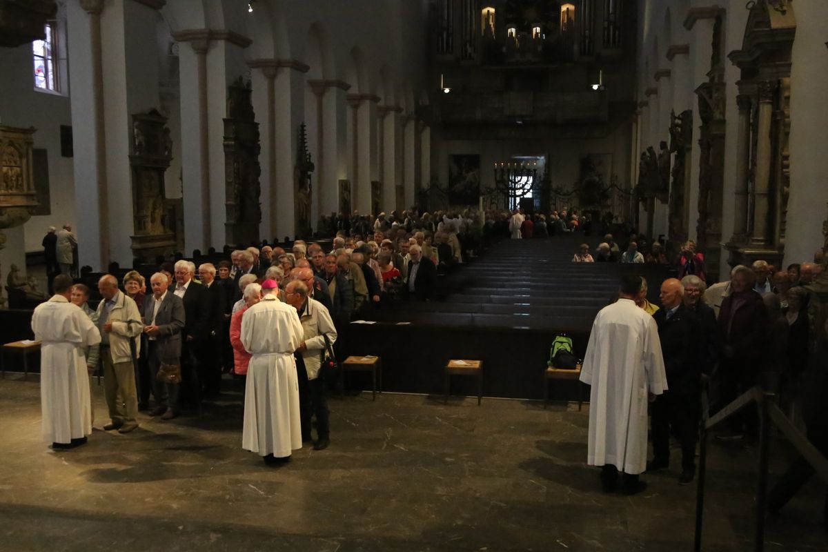 Bischof Dr. Franz Jung hat am Donnerstagnachmittag, 4. Juli, mit etwa 320 Paaren im Kiliansdom ihr goldenes oder diamantenes Ehejubiläum gefeiert.