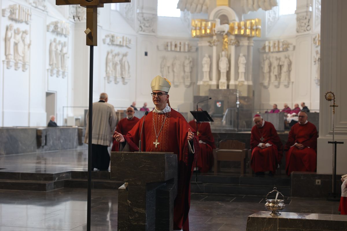Einen Gottesdienst zum Gedenken an Generalvikar Dr. Karl Hillenbrand und Weihbischof em. Alfons Kempf hat Bischof Dr. Franz Jung am Freitag, 22. November, gefeiert. Anschließend segnete er die Gräber der beiden im Domkreuzgang und der Sepultur. Einen Gottesdienst zum Gedenken an Generalvikar Dr. Karl Hillenbrand und Weihbischof em. Alfons Kempf hat Bischof Dr. Franz Jung am Freitag, 22. November, gefeiert. Anschließend segnete er die Gräber der beiden im Domkreuzgang und der Sepultur.
