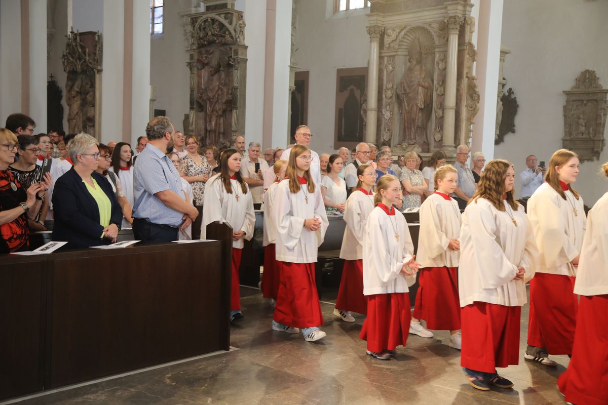 Fünf Frauen und zwei Männer hat Bischof Dr. Franz Jung bei einem Pontifikalgottesdienst am Freitag, 18. Juli 2025, als Pastoral- beziehungsweise Gemeindereferentinnen und -referenten beauftragt.